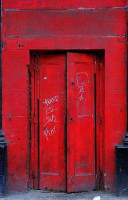 cánh cửa màu đỏ